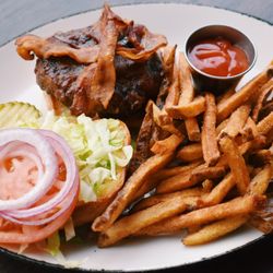 Grillmarx Steakhouse & Raw Bar - Smokehouse Burger