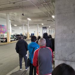 LifeLabs - Good parking and long line up before open hours