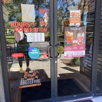 Hooters - No mask sign on front door - Sports Bars Near Me - Ocala, Florida