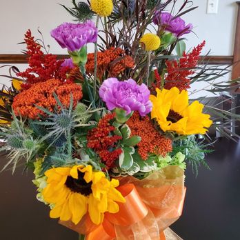 A Perfect Blend - Eclectic arrangement of flowers from A Perfect Blend - Home Decor Near Me - Bluffton, Indiana