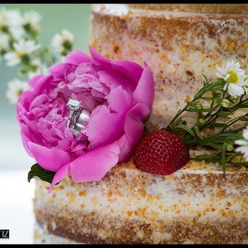 G Ortiz Photography - Wedding cake with our gorgeous rings - Session Photography Near Me