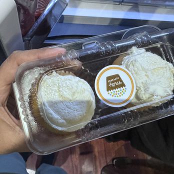 Molly's Cupcakes - Sloppy frosting on vegan cupcakes - Cupcakes Near Me - Chicago, Illinois