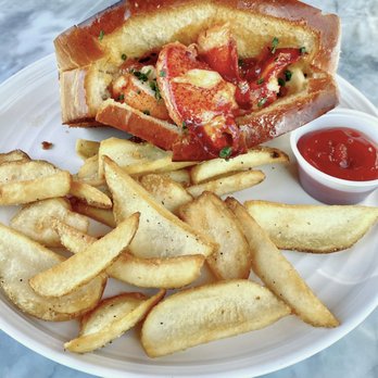 Monarch Ocean Pub - Lobster roll - Gastropubs Near Me - Del Mar, California