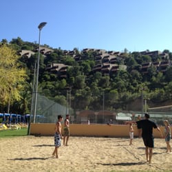 Giverola - Volleyball Platz, Tennis und Wohnstudios