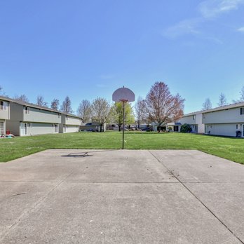 Evergreen Townhouses - Evergreen Townhouses basketball court - Apartments Near Me - Springfield, Oregon