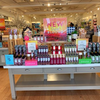 Bath & Body Works - Store products, decor, and floor set up. - Cosmetics & Beauty Supply Near Me - Emeryville, California