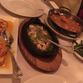 Sangria 71 - Scallops in lemon sauce, shrimp/green sauce, lobster shrimp mix in garlic sauce, green beans - Spanish Near Me - Williston Park, New York