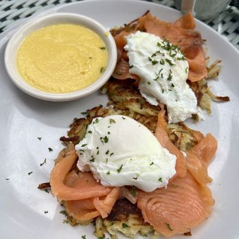 Bruncheon Las Colinas - Nova Lox Benedict with lumpy and separated hollandaise sauce and solid egg stones - Breakfast & Brunch Near Me - Irving, Texas
