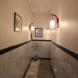 Ming's Dynasty - Hallway to restroom vibe