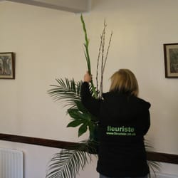 Fleuriste - Christine demonstrating how to begin a large arrangement for a church setting.