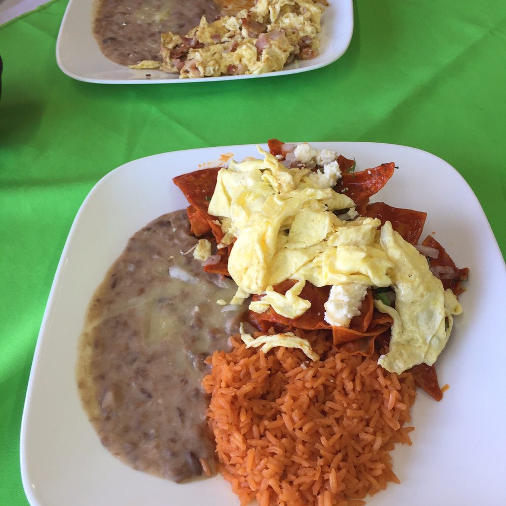 La Cocina del Fat - Chilaquilas rojos and scrambled eggs with bacon - Mexican Near Me - Ensenada, BCN La Cocina del Fat - Chilaquilas rojos and scrambled eggs with bacon - Mexican Near Me - Ensenada, BCN