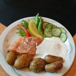 Fjellro Kafé - Baked salmon with cucumber salad and potatoes.