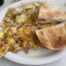 Western omelette and homefries Western omelette and homefries
