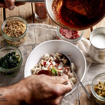 Lezizel Manti - Die heiße Butter-Paprika-Soße kommt auf die Manti - Turkish Near Me - Munich, BY