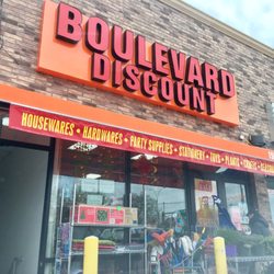 Boulevard Discount - Front of store