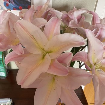Daly's House - Fresh flowers everywhere throughout the house - Bed & Breakfast Near Me