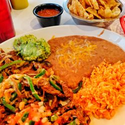 Nares Tacos - Alambres, sweet tea and tortilla chips