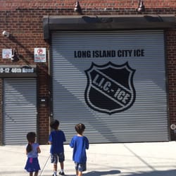LIC - ICE - Ice hockey hits LIC!