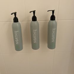 Residence Inn by Marriott North Conway - Good luck reading the specific labelling for each bottle. Soap is to the right, shampoo on the left