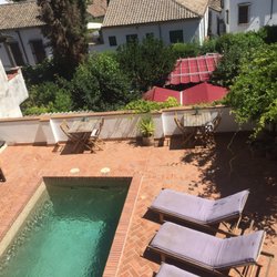 Casa Bombo - Blick vom checkin auf den Pool und einen Teil der unteren Terrasse