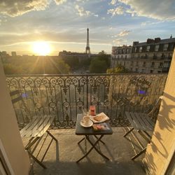 La Comtesse - Had a beautiful picnic and the tower is much closer in person