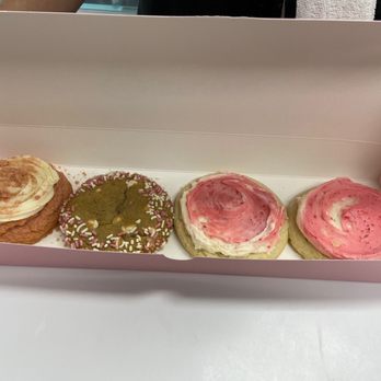 Crumbl - Oak Park - cookies - 10.11.2022 - Bakeries Near Me - Lenexa, Kansas
