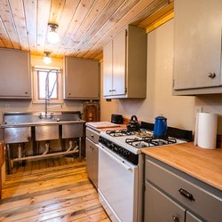 Sugar Loaf Lodge & Cabins - Lodge Suite Kitchen
