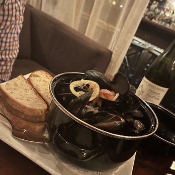 DiWine - Drunken Mussels Plate - Wine Bars Near Me - Astoria, New York DiWine - Drunken Mussels Plate - Wine Bars Near Me - Astoria, New York