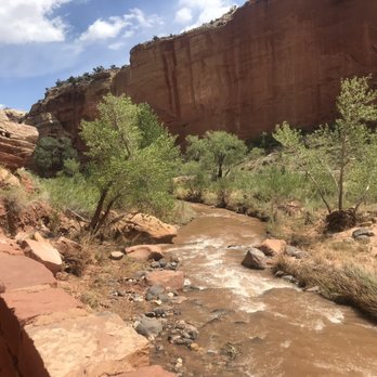 Hickman Bridge - Sulphur Creek running parallel to the trailhead - Hiking Near Me - Fruita, Utah