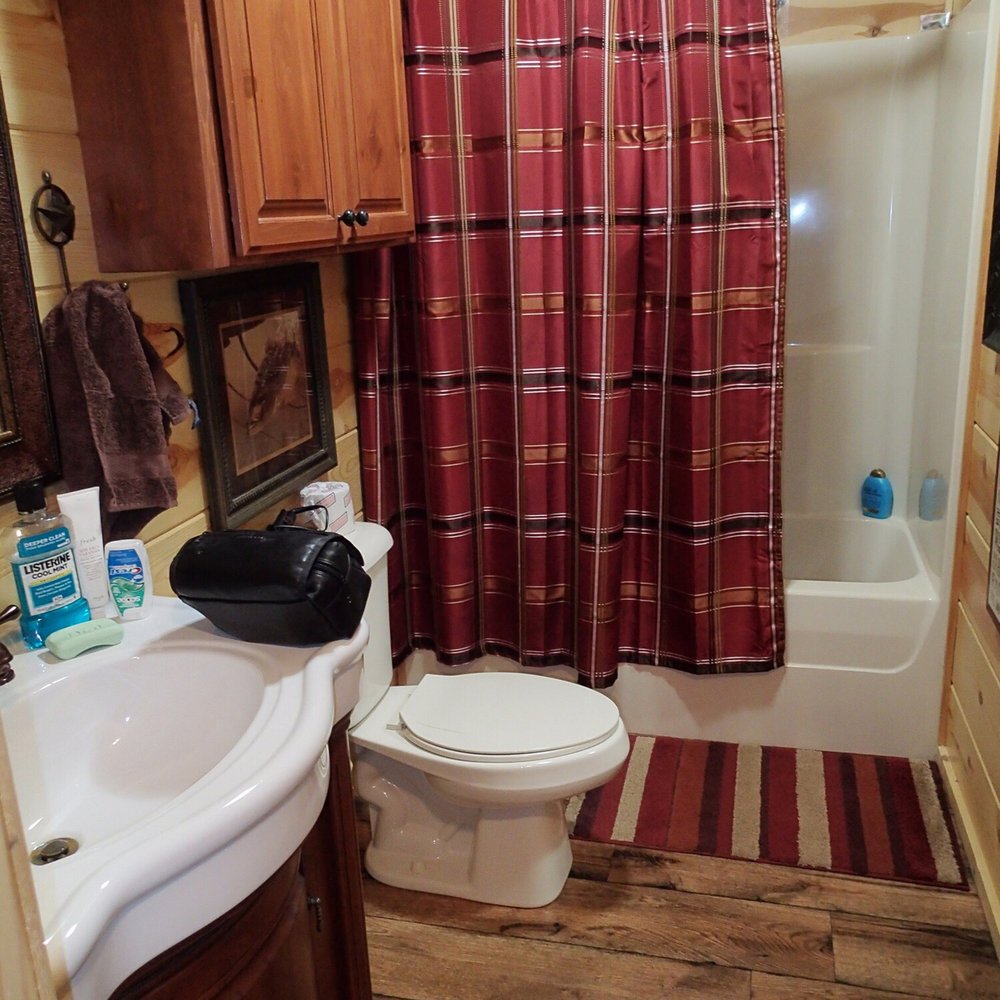 Cabins in Broken Bow - Two Bear Gorge - Bathroom - Guest Houses Near Me - Broken Bow, Oklahoma Cabins in Broken Bow - Two Bear Gorge - Bathroom - Guest Houses Near Me - Broken Bow, Oklahoma