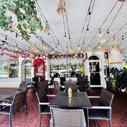 Maharaja Bistro & Cafe - Outdoor seating