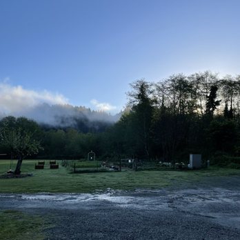 Kamp Klamath RV Park and Campground - Camp meadow with garden - Campgrounds Near Me - Klamath, California Kamp Klamath RV Park and Campground - Camp meadow with garden - Campgrounds Near Me - Klamath, California