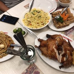Robinsons Place Ilocos - Chami (noodles), best Shanghai lumpia (meat/seafood 2die4) with banana ketchup, Savory chicken w/sauce, saba.   Great dinner.