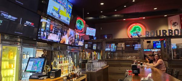 WINKING LIZARD TAVERN - Updated June 2024 - 71 Photos & 82 Reviews