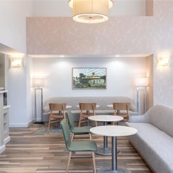 Hampton Inn & Suites Berkshires-Lenox - Breakfast Area