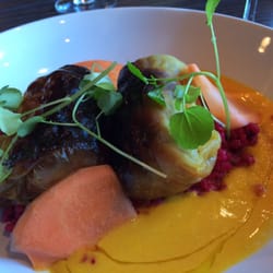 Ravitsemisliike Aisti - Cabbage rolls with carrot-butter sauce and barley (vegetarian) Kasviskääryleitä, porkkana-voikastiketta, ohraa