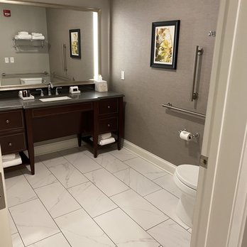 Hancock Hotel - Bathroom - Hotels Near Me - Findlay, Ohio