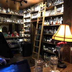 Lizardville Beer Store & Whiskey Bar - Bar
