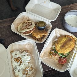 El Salto - Chorizo arepa, patacon and tostones