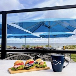 Fischer Kruse - Neue Terrasse, frische Brise! Genießt unsere Fischspezialitäten am Schönberger Strand ab sofort windgeschützt und richtig gemütlich.