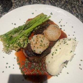 Vinny's on Windward - Steak, scallops with mash potatoes and broccolini - Italian Near Me - Alpharetta, Georgia