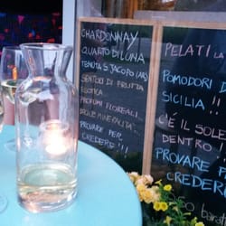 Vino Sfuso - Brocca di vino sfuso, sul tavolino all'aperto