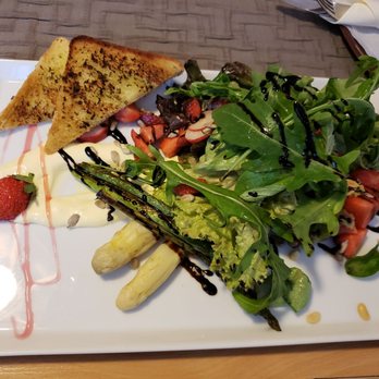 Hotel Rattunde - Strawberry asparagus salad - Hotels Near Me - Grafenwöhr, BY
