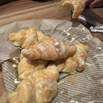 Cheddar's Scratch Kitchen - Honey Butter Croissants - Comfort Food Near Me - Orlando, Florida