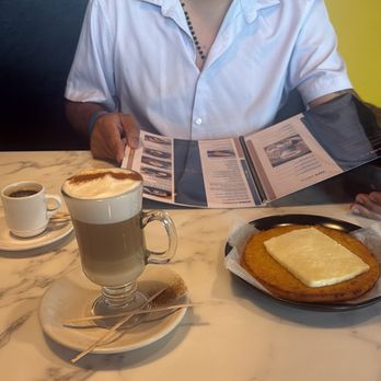Tipico Rinconcito Colombiano - Arepa de choclo y queso , cappuccino - Colombian Near Me - Hollywood, Florida
