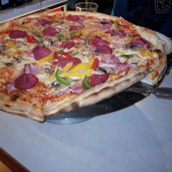 Il Peperoncino - Familien Pizza auf Drehteller !