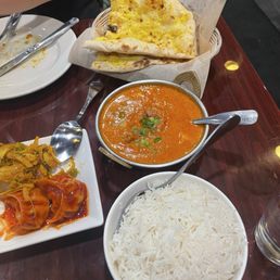 Matar Paneer & Garlic Naan (V) Matar Paneer & Garlic Naan (V)