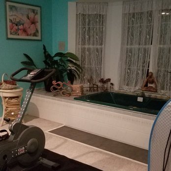 Highland Hideaway Bed & Breakfast - Hot Tub, Sauna, and Exercise Equipment - Bed & Breakfast Near Me - Harbor Springs, Michigan