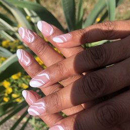 Gel white swirl design on acrylics Gel white swirl design on acrylics