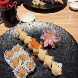 Spicy yellowtail roll + Batavia roll